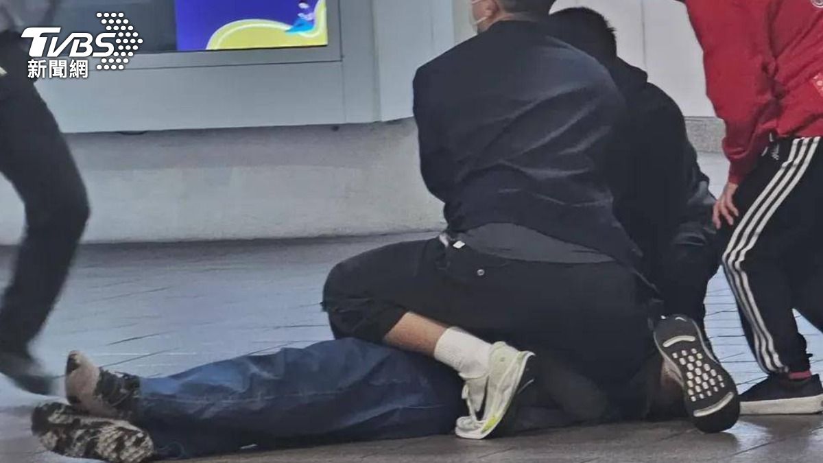 一名57歲旅客倒地，站務員立刻上前協助，救護人員到場發現他失去無生命跡象。（圖／TVBS）