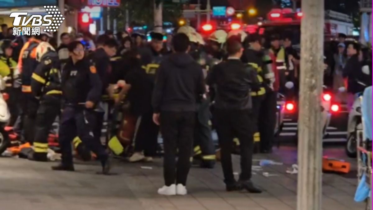 北車丟煙霧彈2傷!再衝中山站沿路砍7人 嫌畏罪墜樓搶救畫面曝