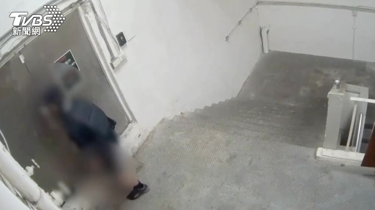 北捷中山砍人/張文生前畫面曝!遭警力圍捕 闖百貨頂樓墜落