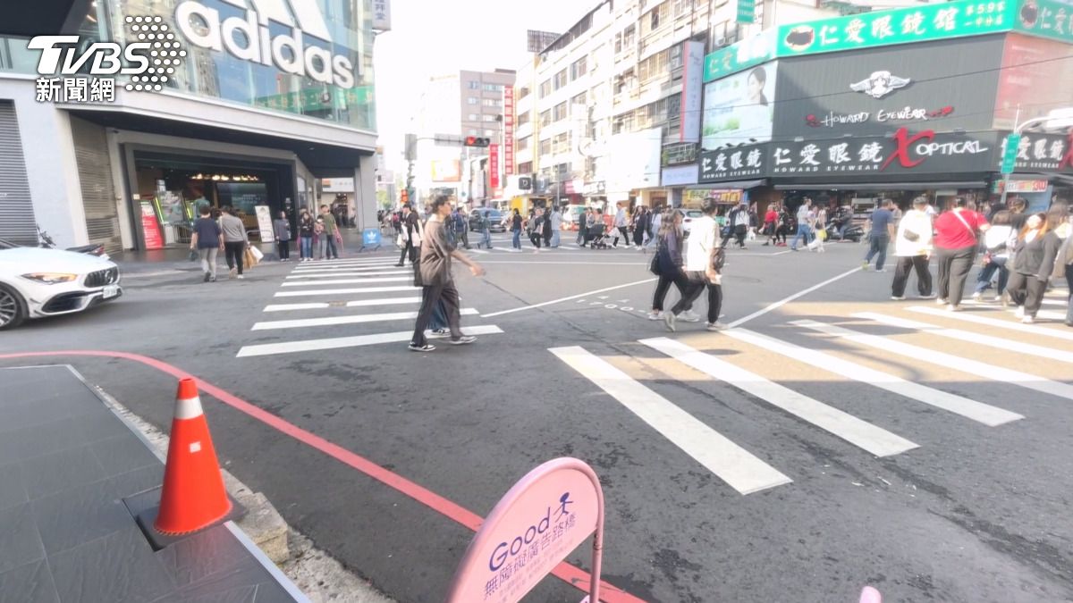 可怕「蟑螂地毯」入侵一中商圈!逼出「小強大軍」民眾:還會飛