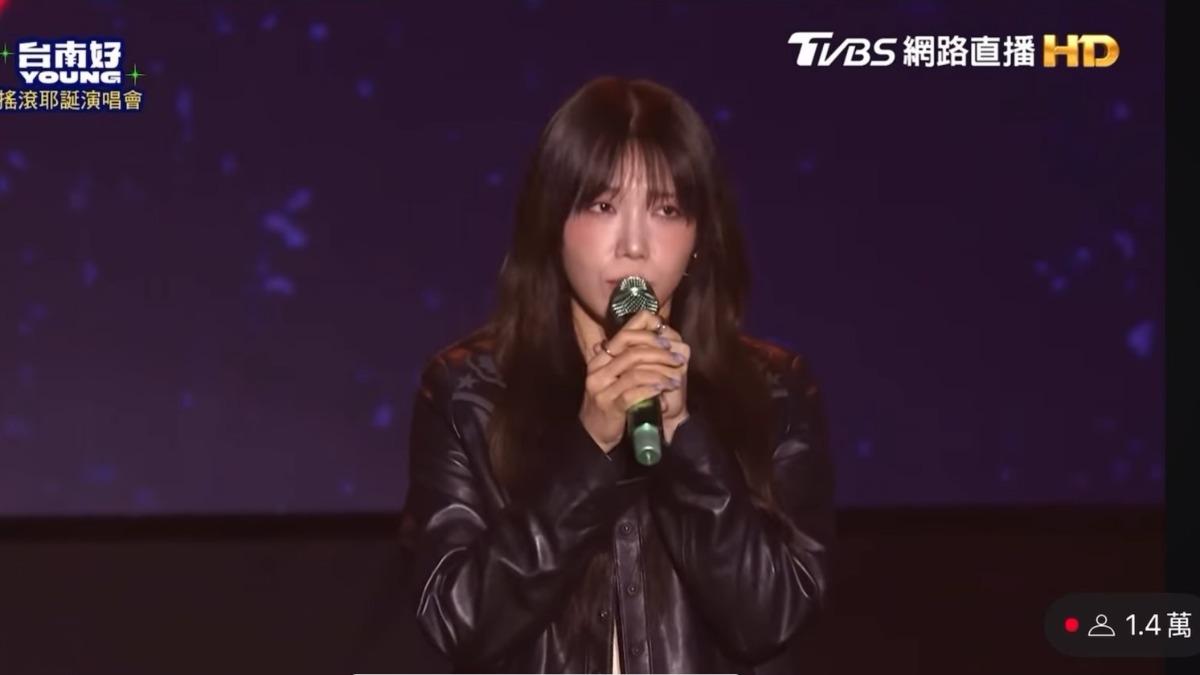 台南耶誕插曲!唱一半籃籃突上台「尋人」 鄭恩地著急禁止他聽歌:快去找小孩