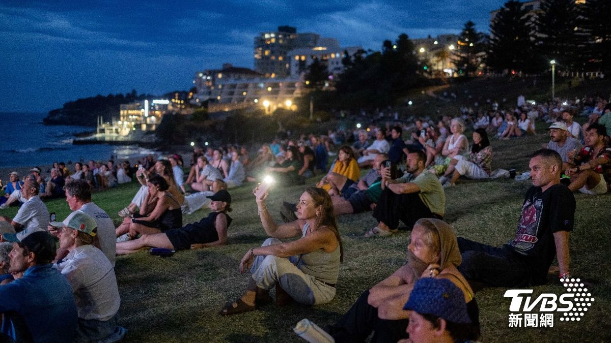 邦代海灘槍擊案滿一週 澳洲各地降半旗、點燭光悼念默哀
