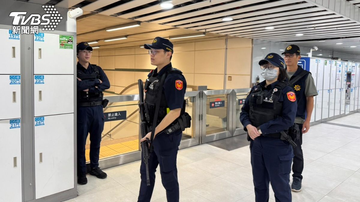圖／員警荷槍實彈巡邏。（TVBS 提供）
