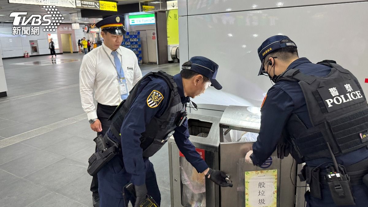 圖／員警於捷運站內搜索有無可疑物品。（TVBS 提供）