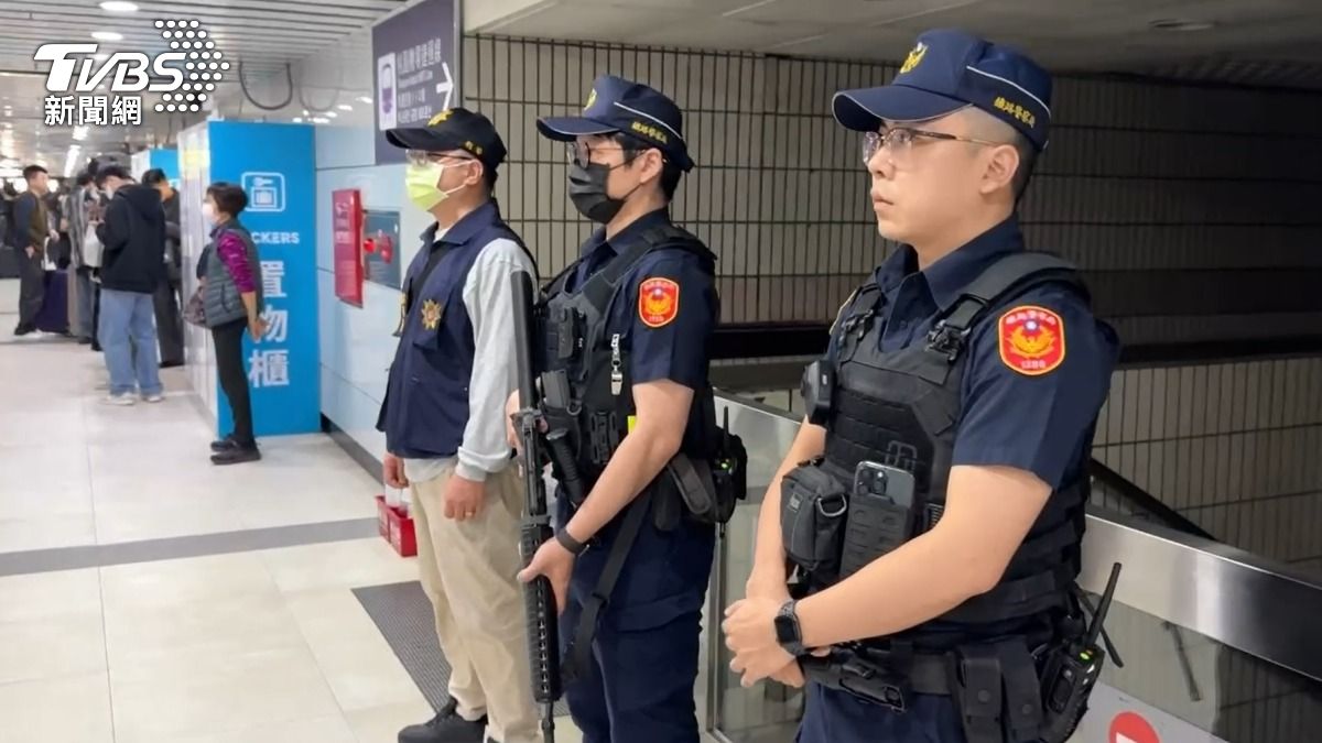 圖／捷運、台鐵車站維安層級提升，員警荷槍實彈戒備。（TVBS 提供）
