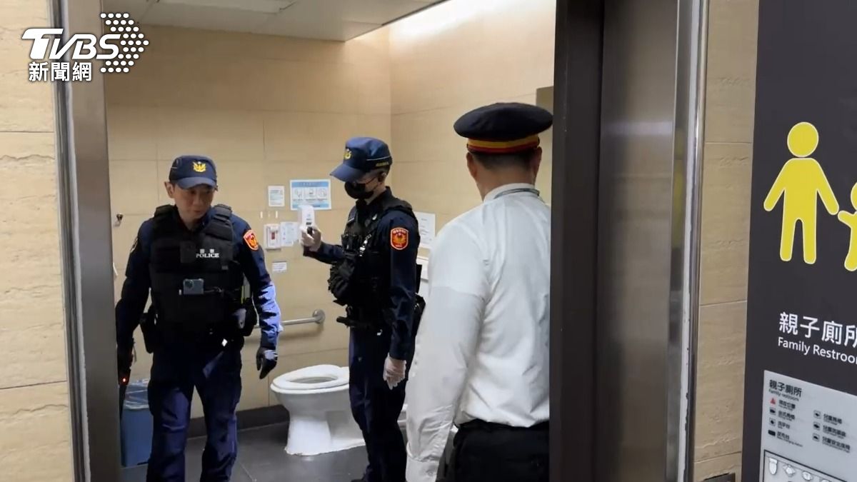 圖／警方在車站內搜索有無可疑物品。（TVBS 提供）