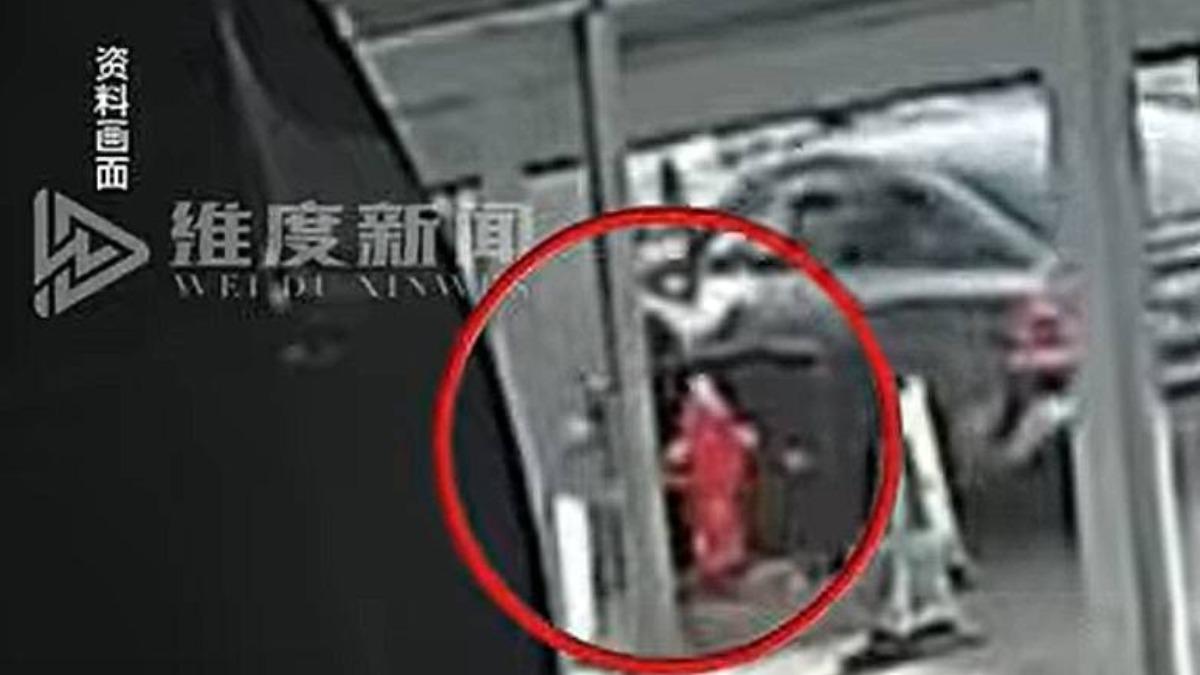 一輛剛完成交車的小米SU7在狹窄過道內準備倒車離場,卻在過程中突然加速,直接撞上車後的一名銷售業務人員。(圖/翻攝自Youtube) 圖/一輛剛完成交車的小米SU7在狹窄過道內準備倒車離場,卻在過程中突然加速,直接撞上車後的一名銷售業務人員。(TVBS 提供)