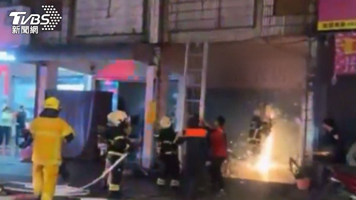 跟媽媽吵架! 52歲男子疑縱火燒屋 警消破門救人送醫