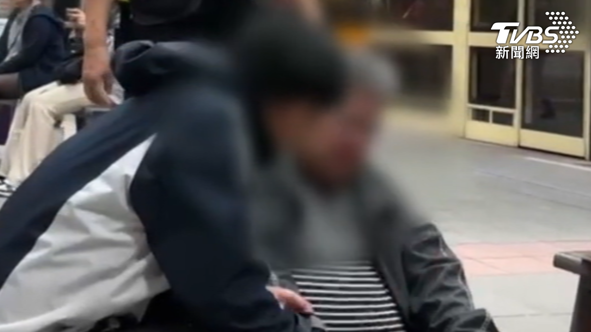 男北捷摔倒「頭流血」 目擊者:聽聲響急幫止血