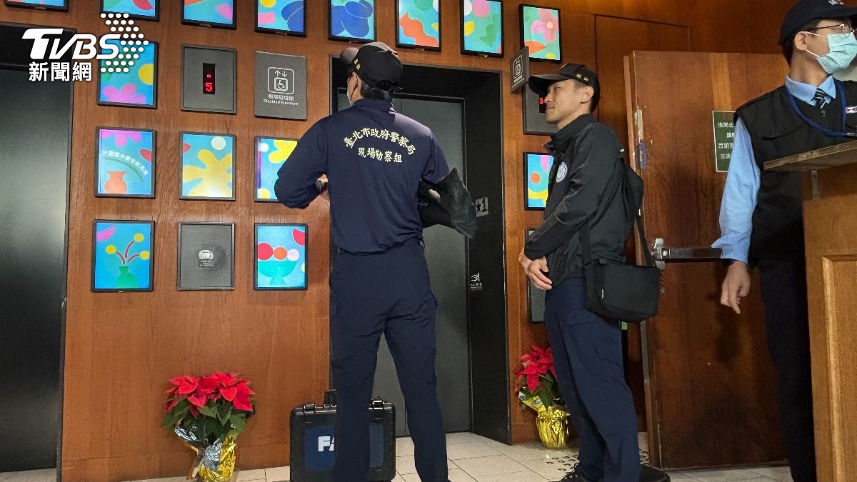 檢警進入誠品南西店,重點放在犯案的4樓跟張文輕生的的6樓平台。(圖/華子琛攝) 圖/檢警進入誠品南西店,重點放在犯案的4樓跟張文輕生的的6樓平台。(TVBS 提供)