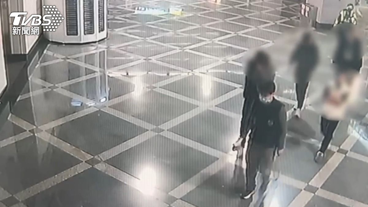 動手三名犯嫌被警方逮捕歸案。(圖/TVBS) 圖/動手三名犯嫌被警方逮捕歸案。(TVBS 提供)