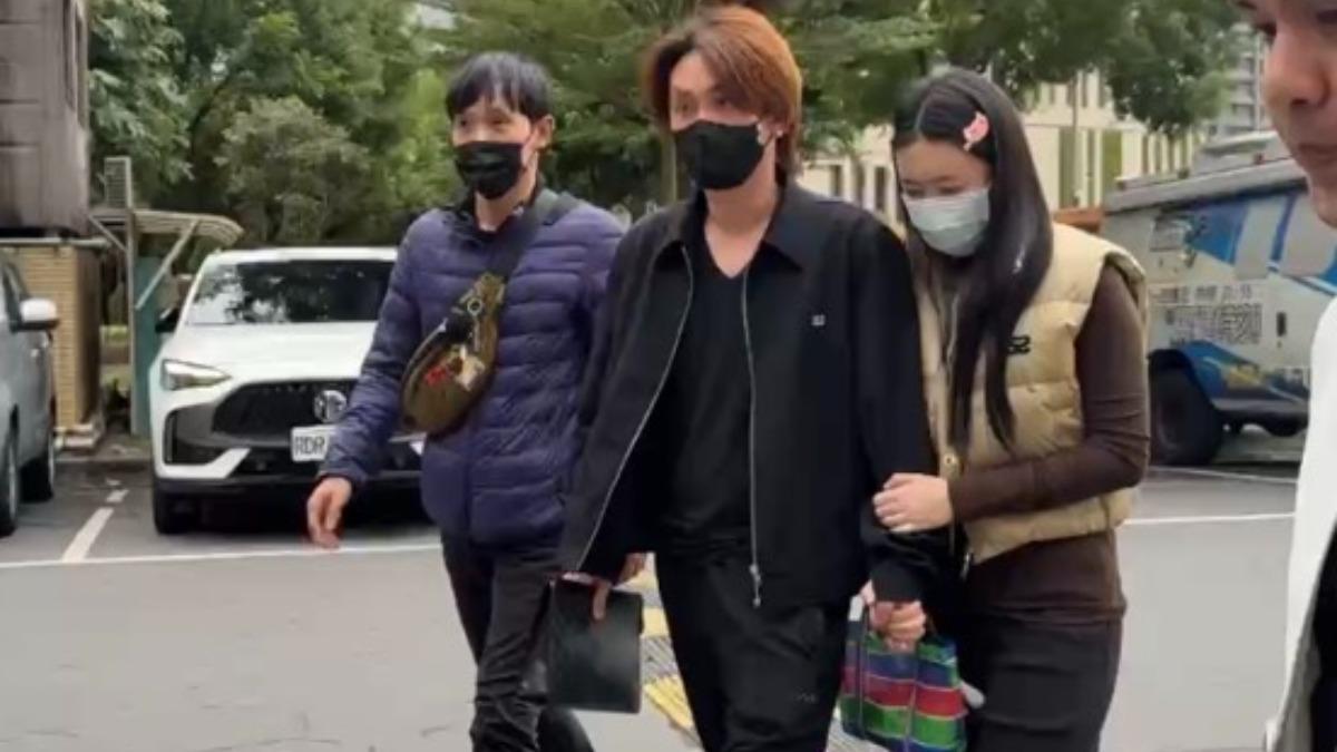 圖／乾兒子Jeremy帶著女伴現身殯儀館。（TVBS 提供）