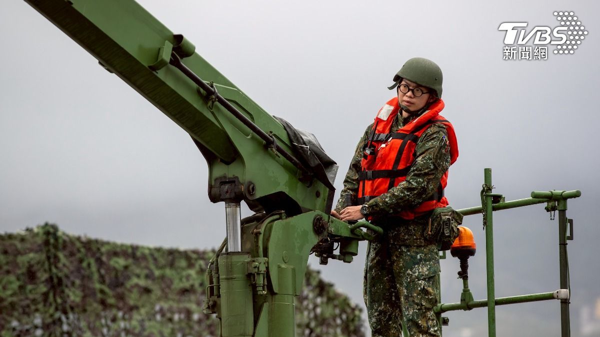 圖／工兵部隊執行河道阻絕任務。（TVBS 提供）