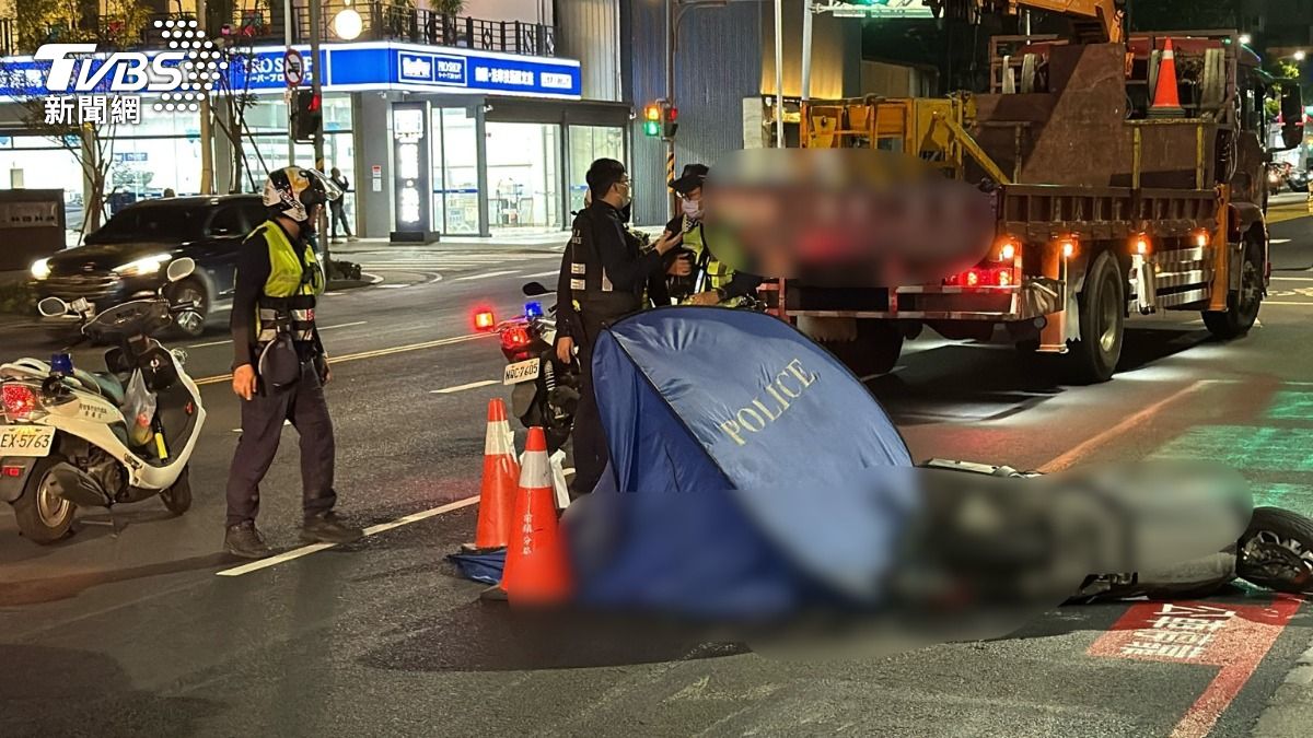 快訊／悲傷跨年夜！高雄男騎士遭工程車輾斃　肇事司機跪地痛哭
