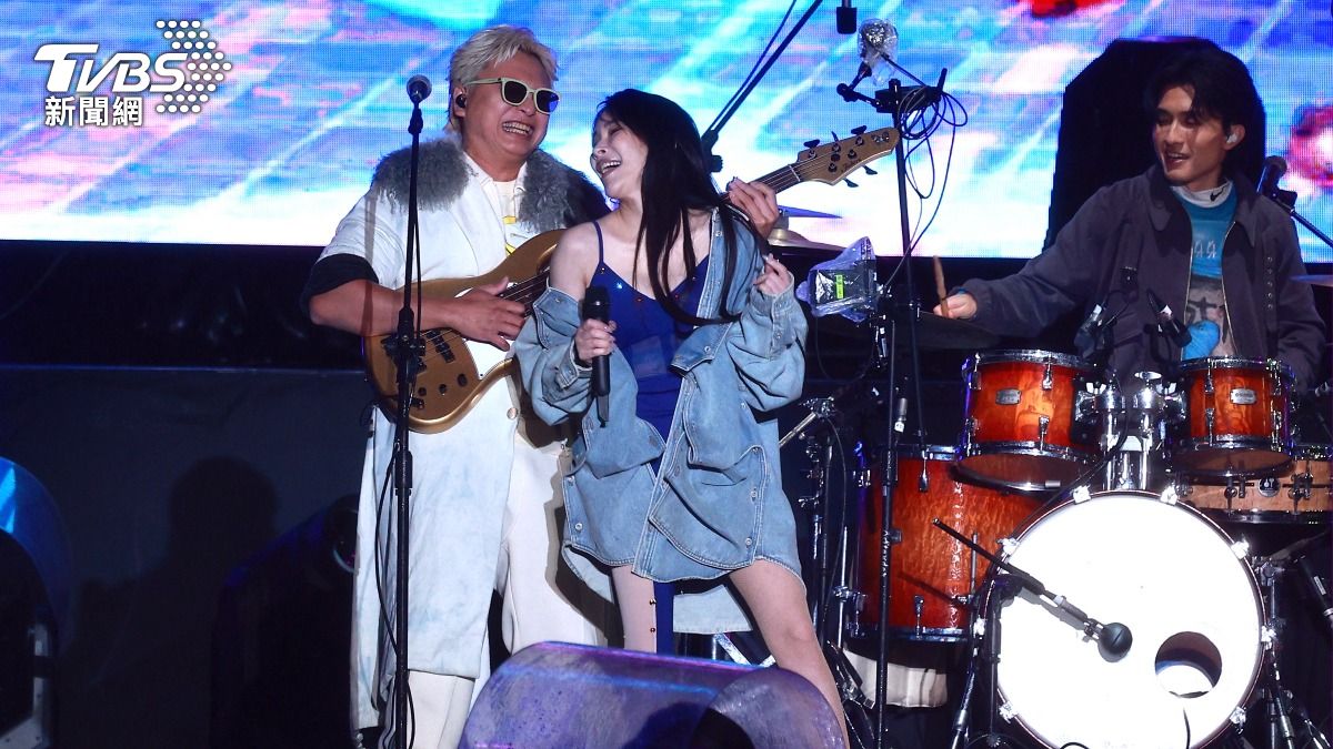 桃園跨年／大咖天后無預警登台！薄紗炸出「超兇上圍」　緊貼他辣舞脫了