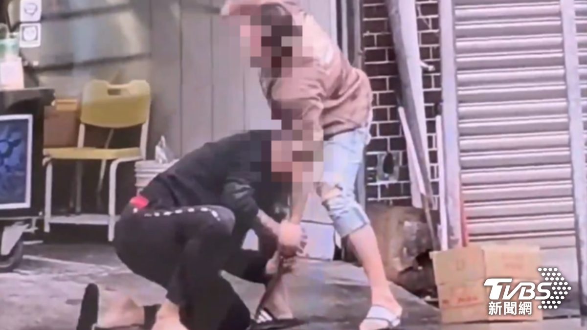 父子街頭上演全武行！爸情緒失控竟拿「彎刀、鐵棍」攻擊兒