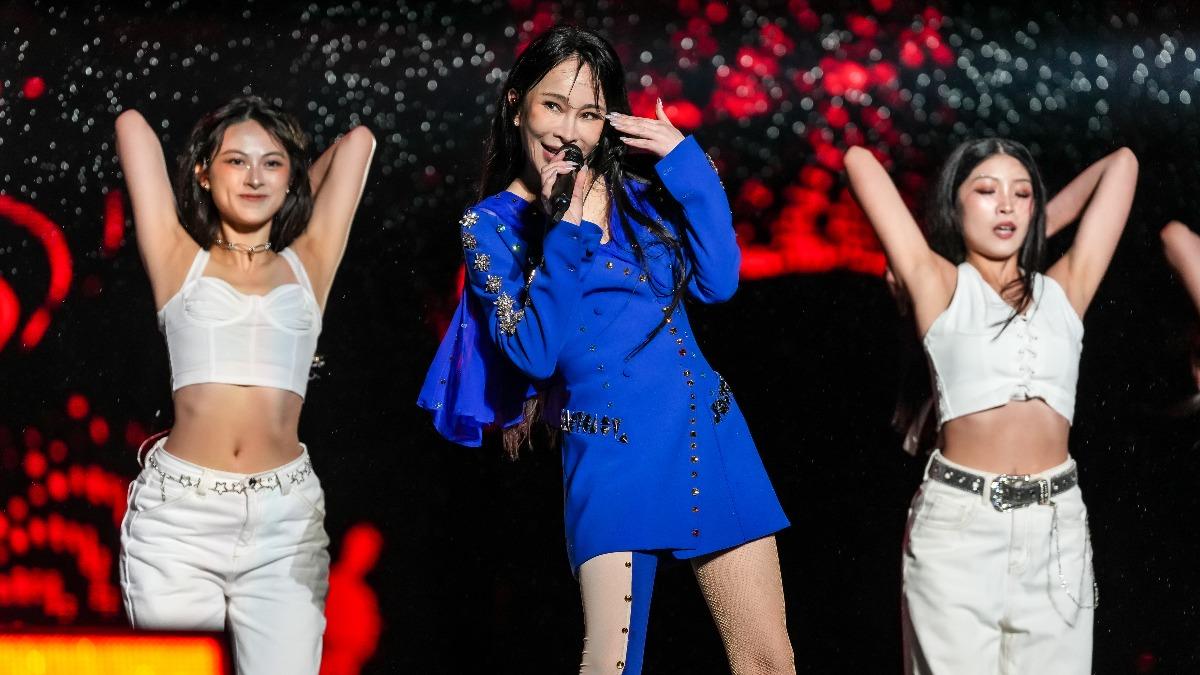 温嵐跨年夜被濕身！火辣身材全現形　男神激裸大胸肌超帥