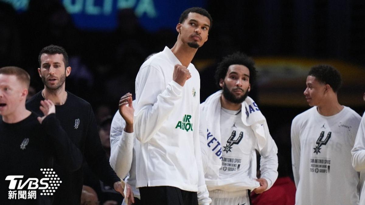 剛傷癒復出又受傷?文班亞馬「左膝過度伸展」退場 親曝傷情