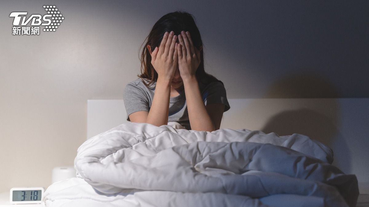 壓力大到睡不著？醫曝「這荷爾蒙」是關鍵：擁抱30秒比吃藥有用