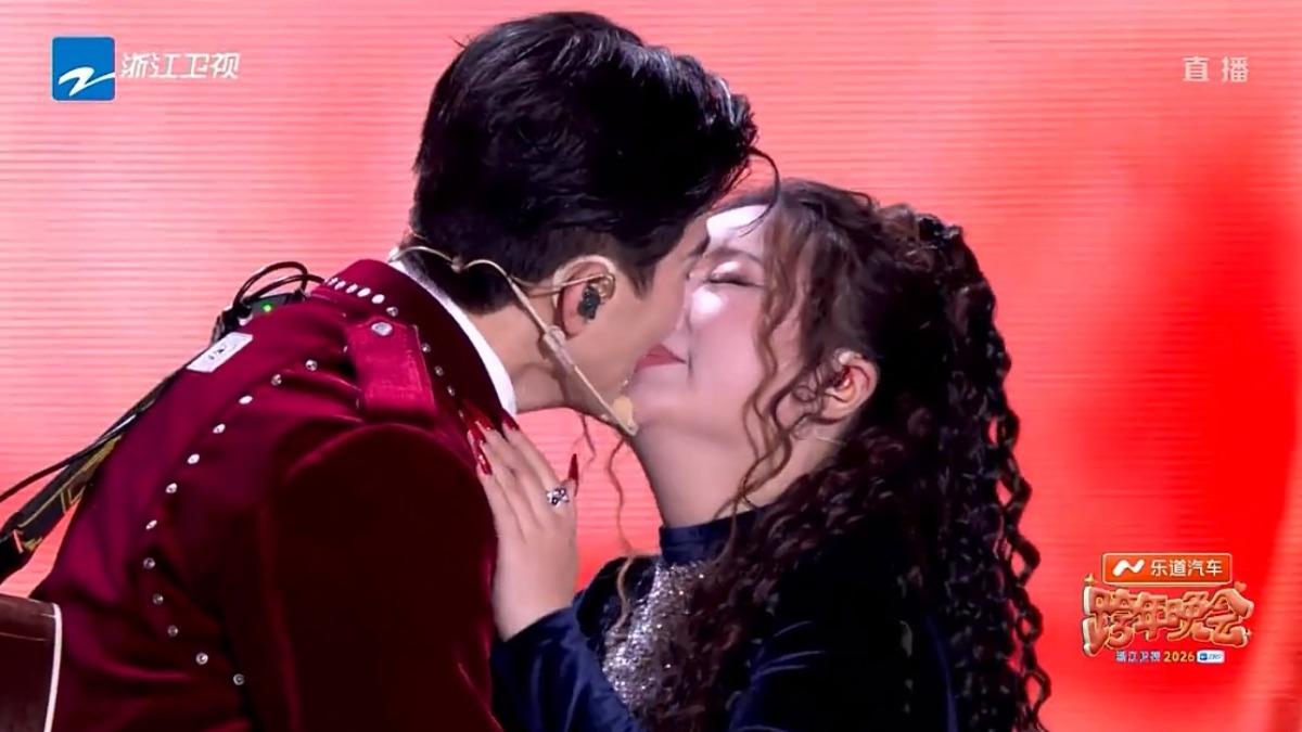 跨年直播震撼彈！男星掏鑽戒下跪求婚　女星淚崩擁吻：我願意