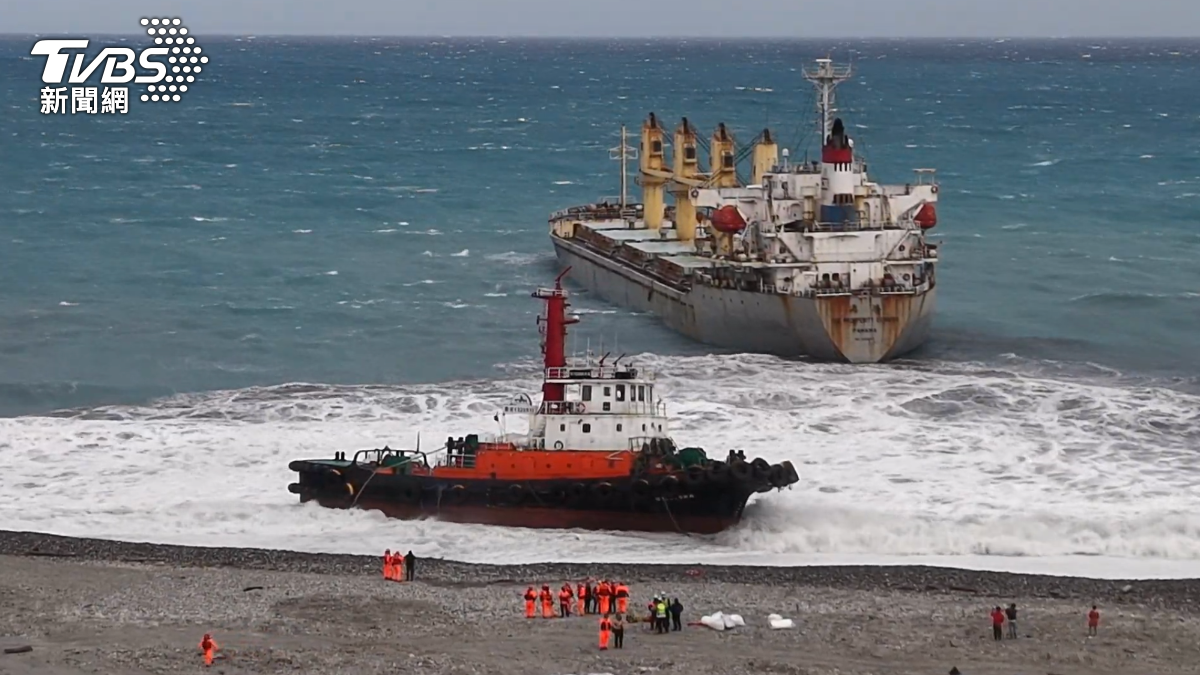巴拿馬貨輪擱淺花蓮化仁海灘　拖船救援不敵風浪也擱淺
