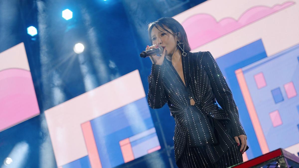 不畏低溫雨天！梁文音穿黑Bra唱跨年　辣成這樣凍未條