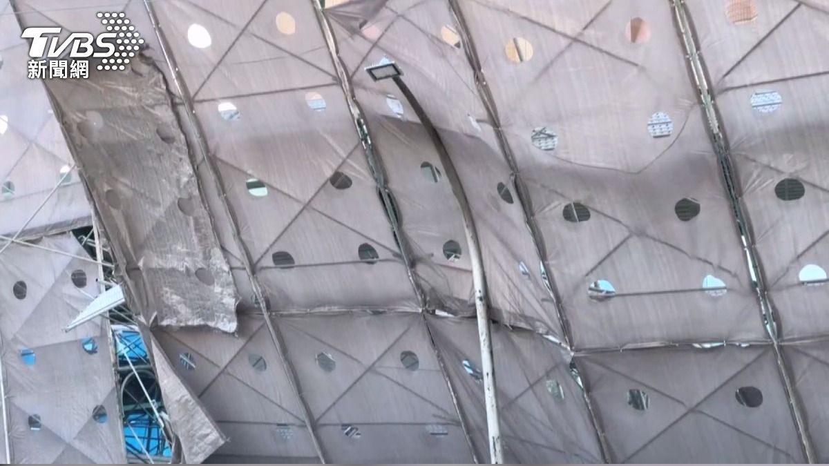 中榮強風「鷹架倒」驚魂瞬間　路燈硬扛救人車