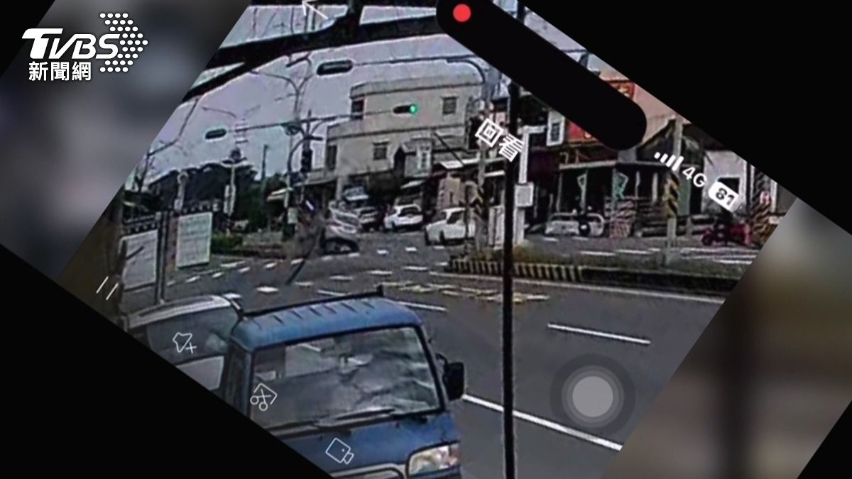 看完日出返家翻車!轎車失控自撞分隔島 新年驚魂畫面曝