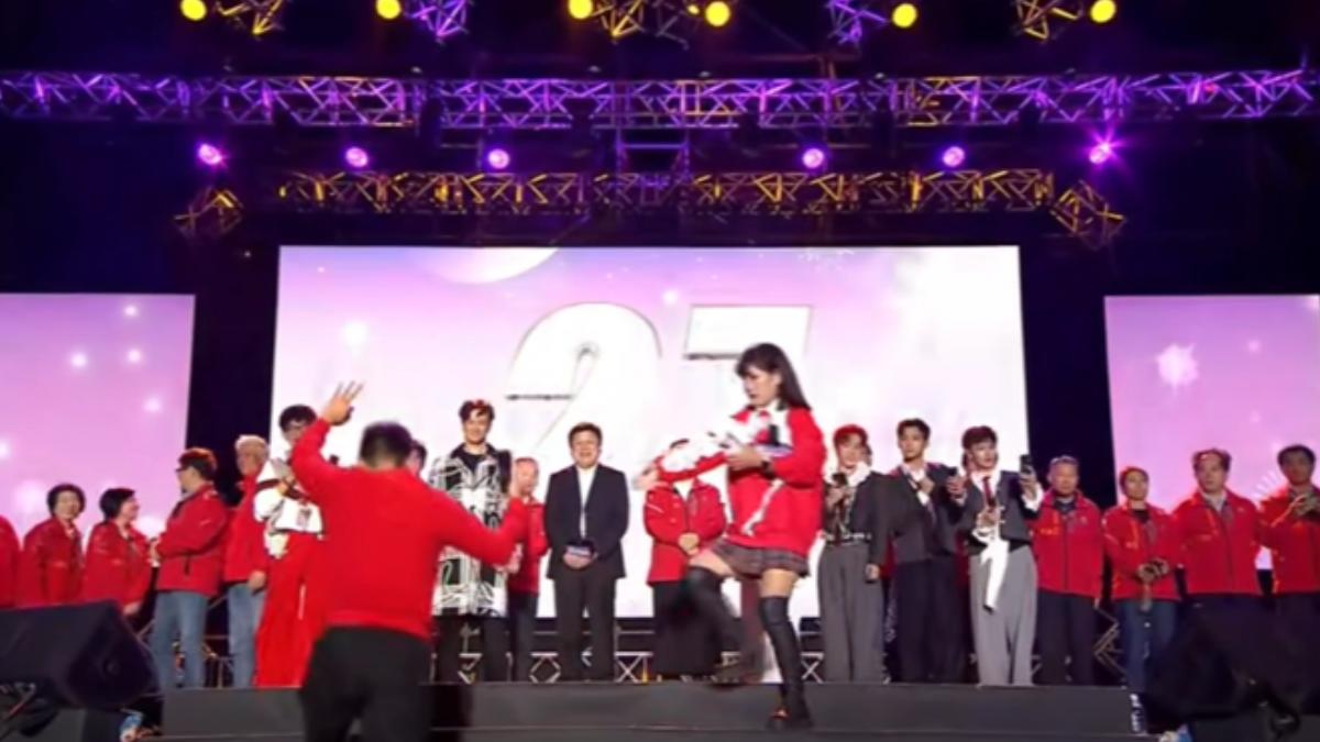 跨年倒數亂入!酒醉男開心衝上台自拍 遭警壓制帶離會場