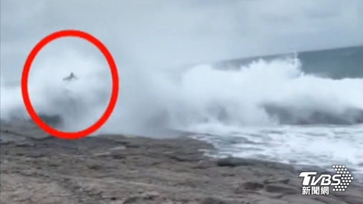 落海前畫面曝！貢寮龍洞釣魚　男遭巨浪捲走
