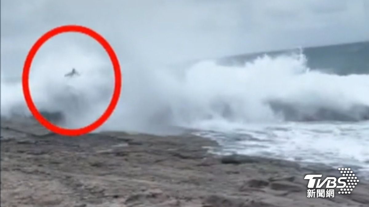落海前畫面曝！貢寮龍洞釣魚男遭巨浪捲走│TVBS新聞網