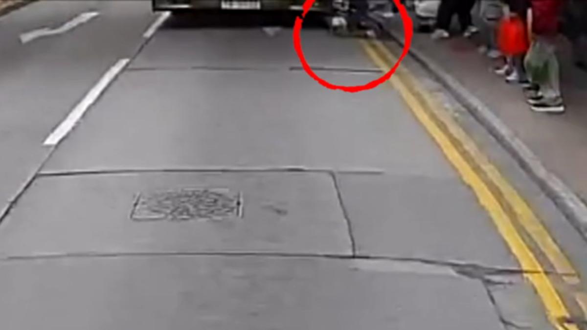 嬰兒車無人看管滑出馬路！男嬰頭部撞巴士　驚險瞬間曝光