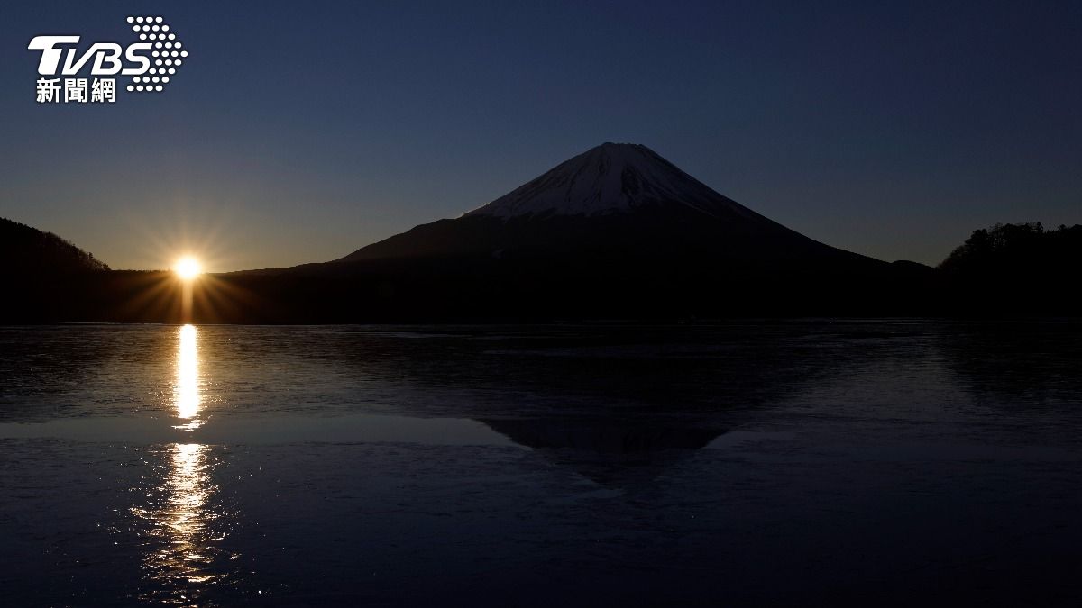 富士山迎接第一道曙光 日本民眾搶衝明治神宮參拜