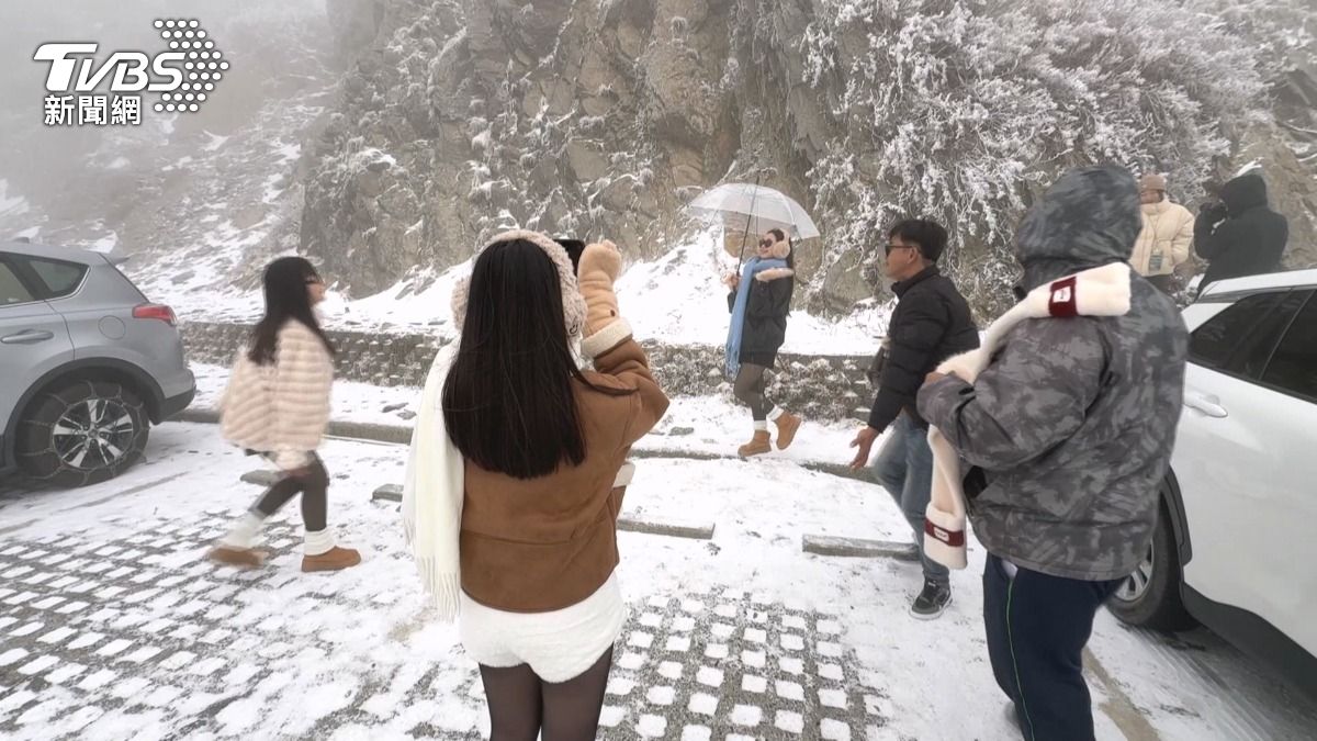 合歡山降新年首雪!民眾請假追雪超嗨
