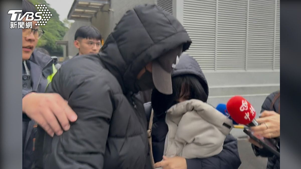 肇事駕駛同車友人(左)及其母親。(圖/沈建邦攝) 圖/肇事駕駛同車友人(左)及其母親。(TVBS 提供)