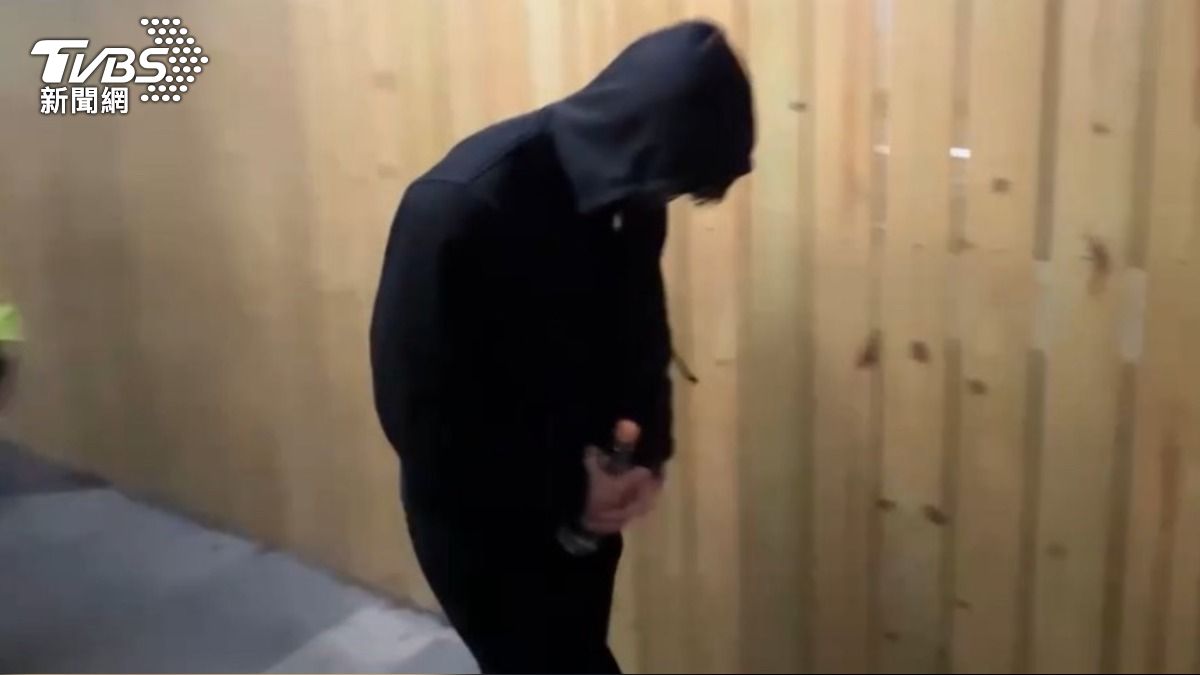 肇事駕駛19歲胞弟以證人身分現身二殯。(圖/沈建邦攝) 圖/肇事駕駛19歲胞弟以證人身分現身二殯。(TVBS 提供)