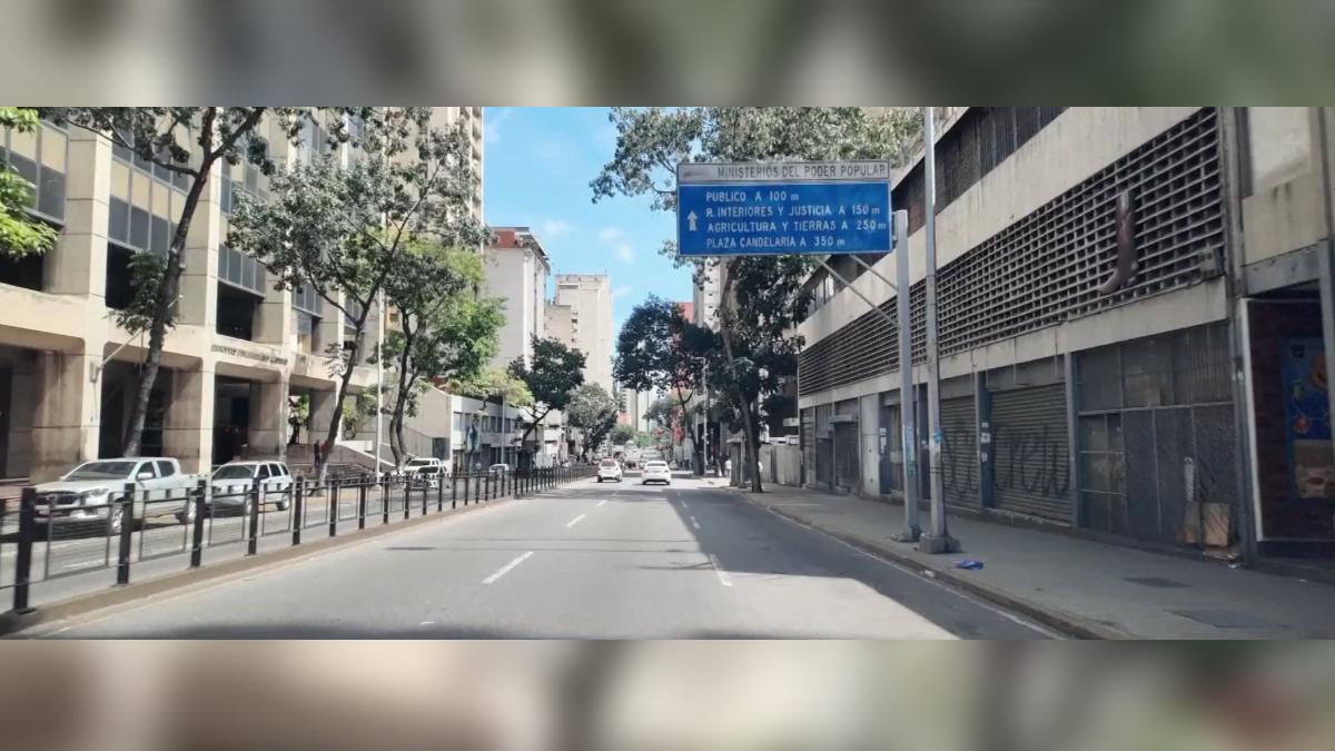 委內瑞拉被襲擊後，央視記者開車的道路街頭。（圖／央視）