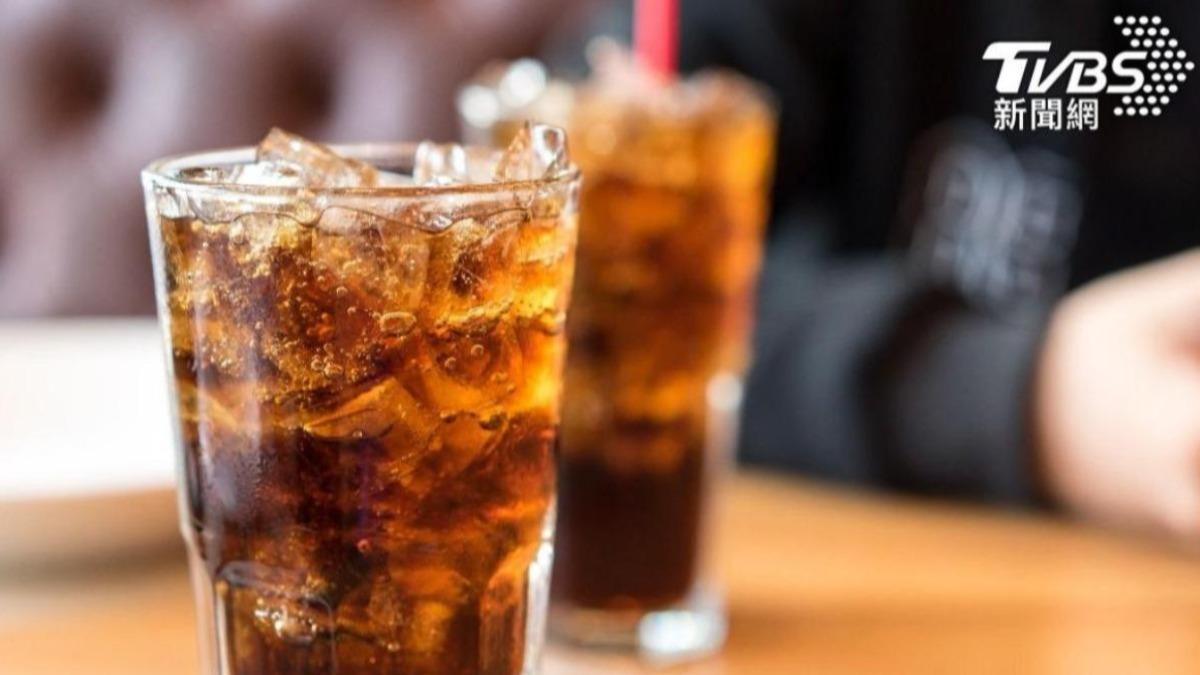 喝1杯＝老4.6歲！美研究證實「這款飲料」越喝越老：跟抽菸一樣毒