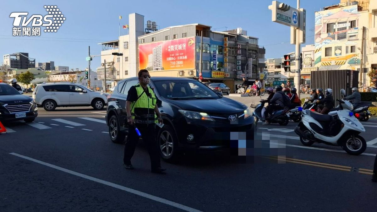 目擊者表示,肇事者下車辯「當時婦人沒有走在斑馬線上」。(圖/TVBS) 圖/目擊者表示,肇事者下車辯「當時婦人沒有走在斑馬線上」。(TVBS 提供)