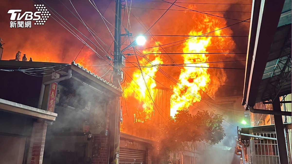 疑除濕機自燃　台中鐵皮屋暗夜大火8戶全燒光