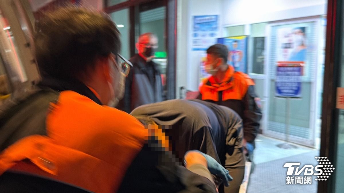 台東43歲陳姓男子痛苦趴在擔架,被送進急診外傷治療室。(圖/TVBS) 圖/台東43歲陳姓男子痛苦趴在擔架,被送進急診外傷治療室。(TVBS 提供)
