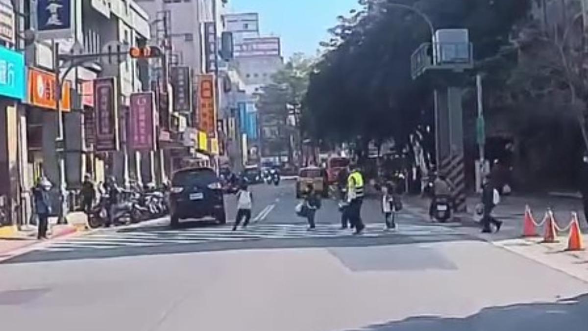 休旅車在撞學童前一刻緊急閃避。翻攝《Threads》haodai_0723 