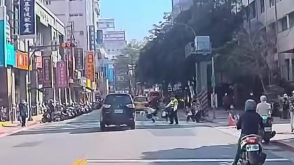 學童正在過馬路差點被撞上。（圖／翻攝《Threads》haodai_0723 ）