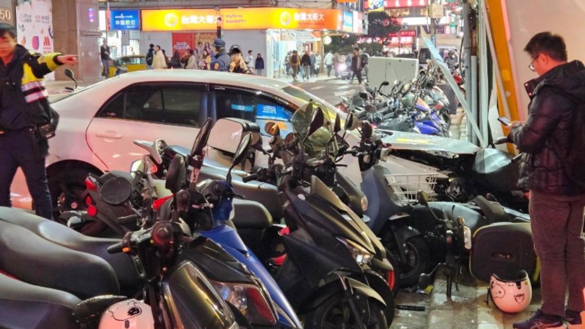 快訊/22歲女開車暴衝「撞北車光南柱子」 波及6機車1騎士受傷