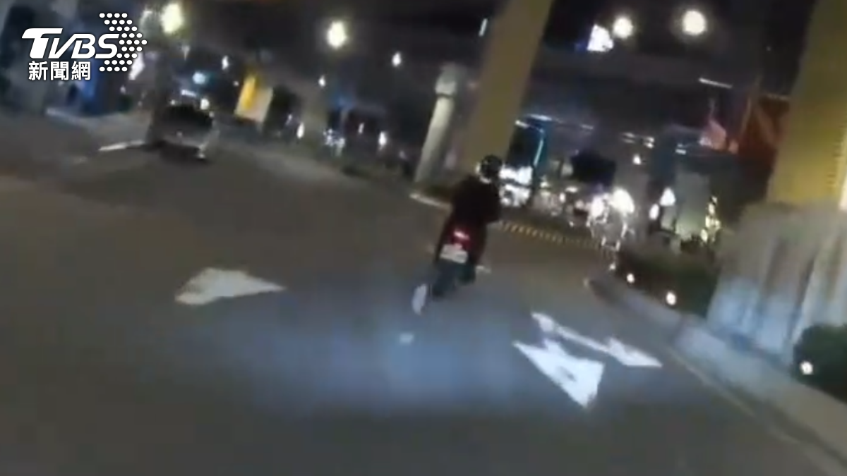 無照累犯上路沒開燈!警攔不停還狂飆 9紅單+公共危險罪