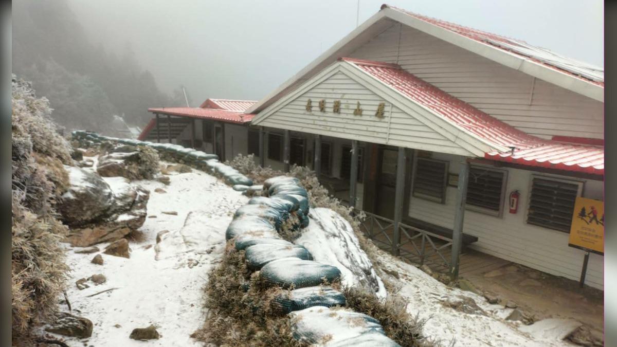 嘉明湖也下雪! 「帳篷山屋變銀白版」山友喊冷也要搶拍美景