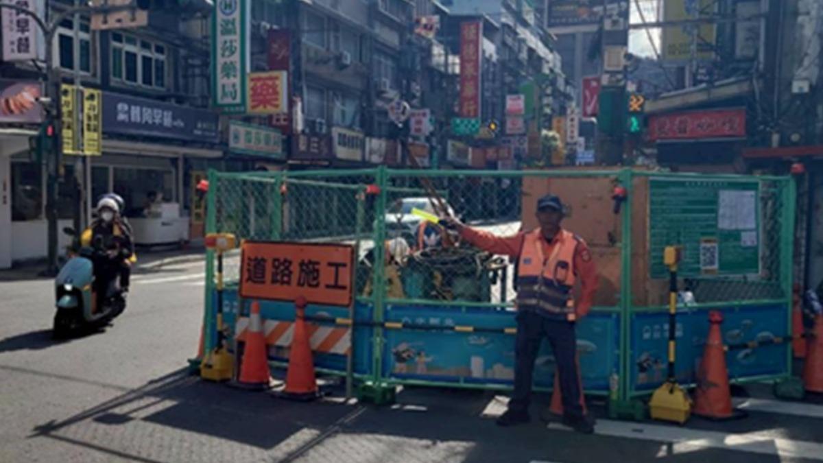 人工入地6公尺挖掘 中和員山路污水管搶修逾月完工
