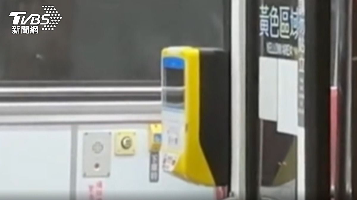 公車刷卡機冒白煙! 乘客嚇壞 司機緊急疏散