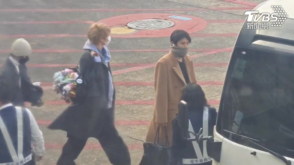 桃機直擊/NCT WISH停機坪上車! 「隨行包掛滿娃」他最惹眼