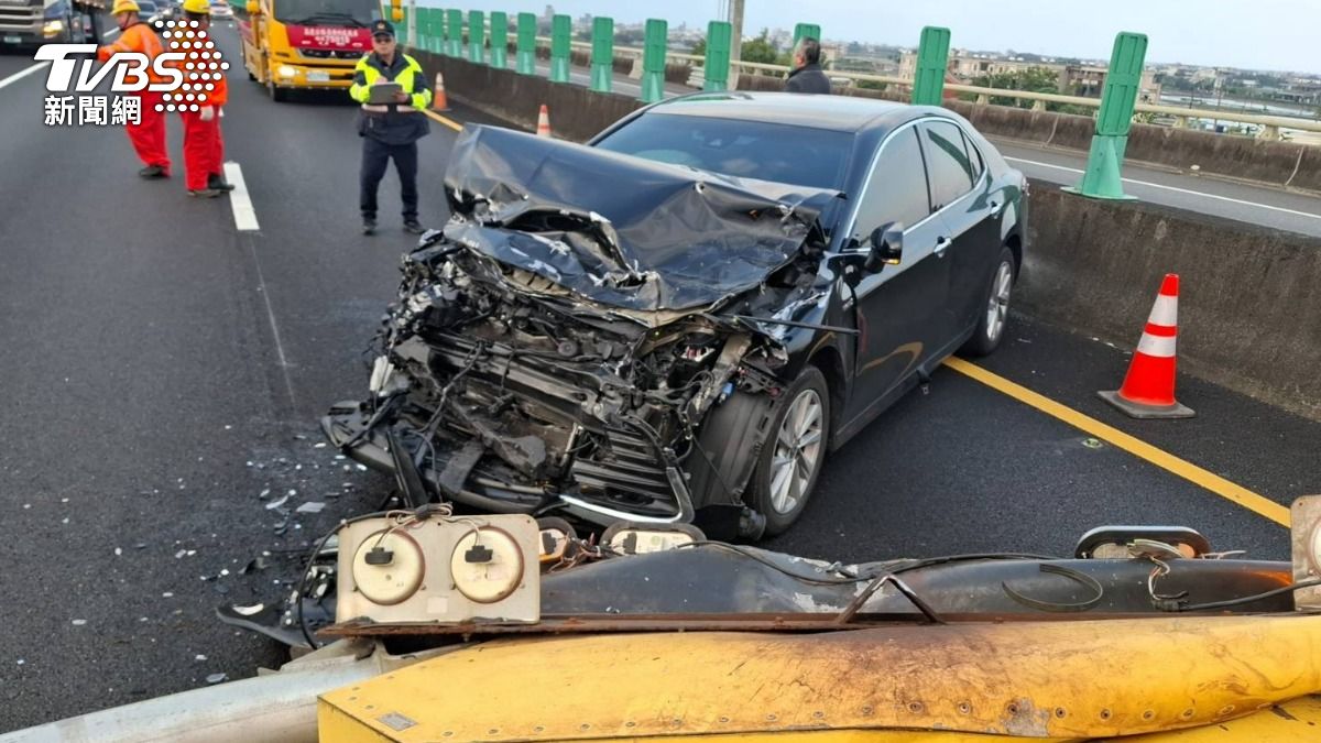 快訊/國5緩撞車遭撞!設備秒報銷 他開「自動駕駛」車頭全毀